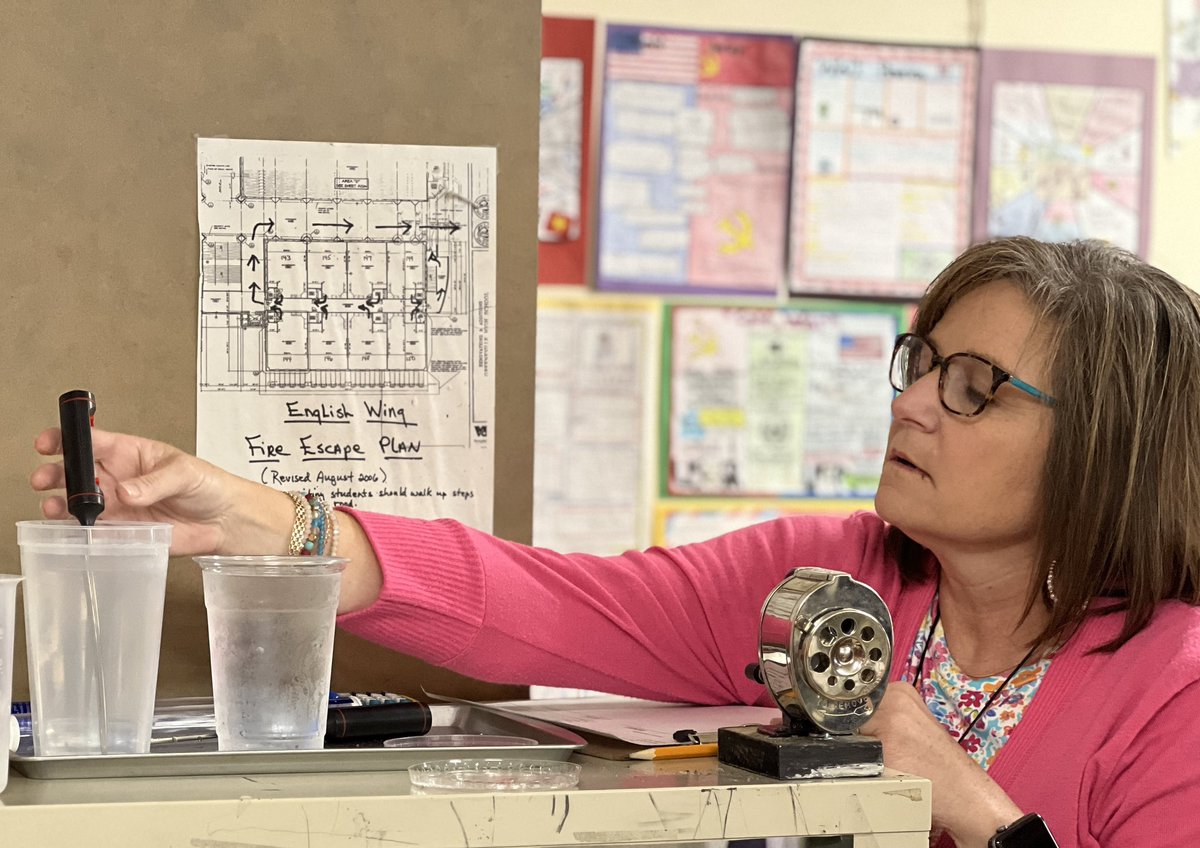 NF_STEMLD's tweet image. Jerry Graham and Grace McKinney from @GreenevilleCity Middle School show their fellow teachers how to plan a phenomenon-based lesson. #learningthroughdoing