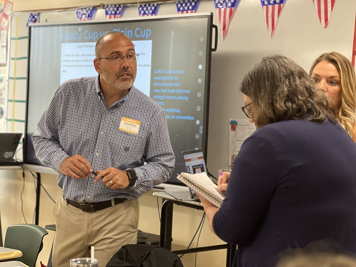 NF_STEMLD's tweet image. Jerry Graham and Grace McKinney from @GreenevilleCity Middle School show their fellow teachers how to plan a phenomenon-based lesson. #learningthroughdoing