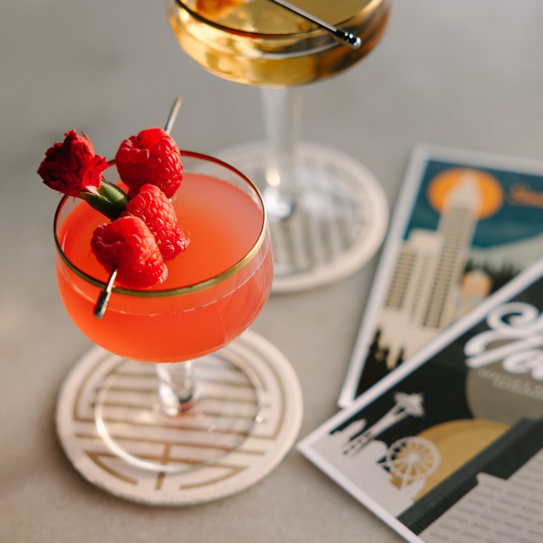 Stay classy at our 35th floor Observatory Bar 🍸