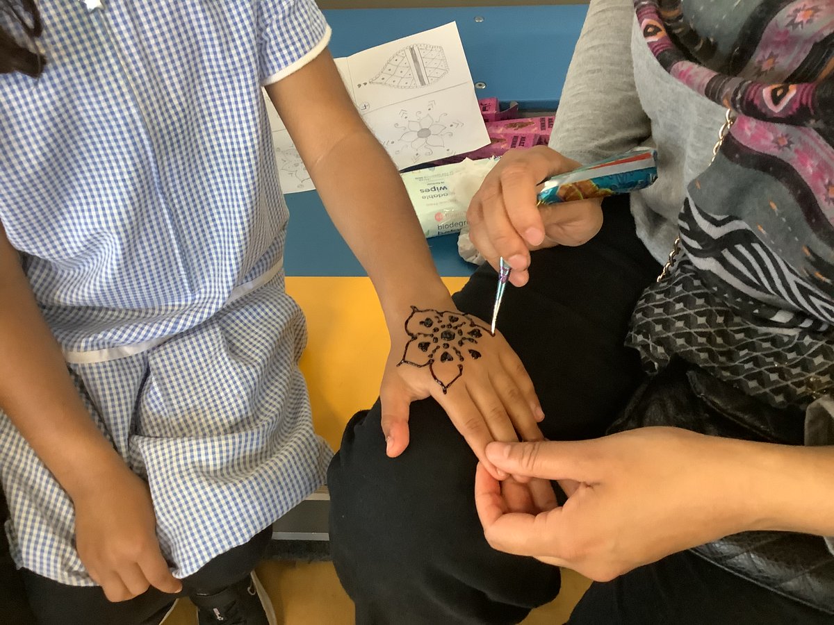 FishpondsCE's tweet image. A huge thank you to those working hard creating beautiful henna patterns for us #cultureweek