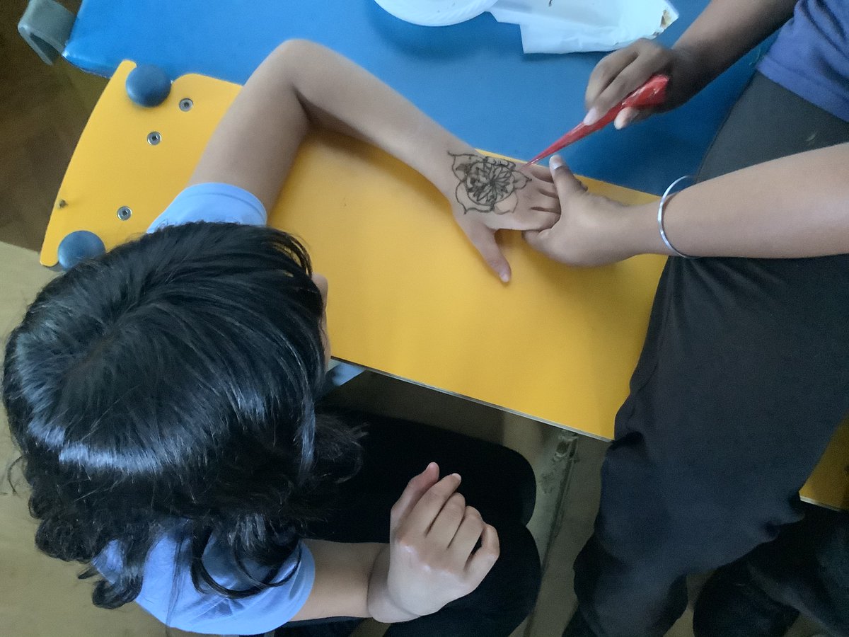 FishpondsCE's tweet image. A huge thank you to those working hard creating beautiful henna patterns for us #cultureweek