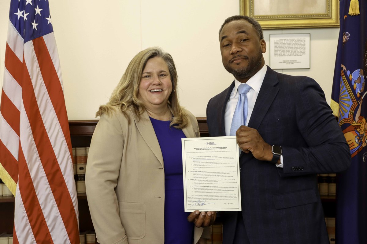 NYSOPDV's tweet photo. Commissioner Hogues and @NYSCivilService are the next to join OPDV to #StartTheConversation about #GenderBasedViolence! Thank you, Commissioner Hogues, for signing the #PledgeOfAccountability and standing with #Survivors. You can take the pledge online https://t.co/g0pibl2eca! https://t.co/50BnrktfiO