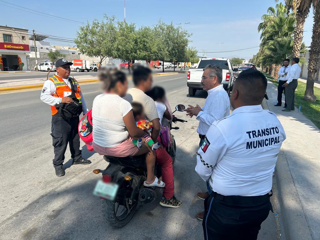 #Enterate 
En coordinación con el Consejo Consultivo de Vialidad, se implementa operativo "Sin Casco no Viajas", orientado a que motociclistas circulen de manera segura, respetando el Reglamento de Movilidad Urbana de Torreón.

#VialidadTorreón #SeguridadVial #TorreónSiemprePuede