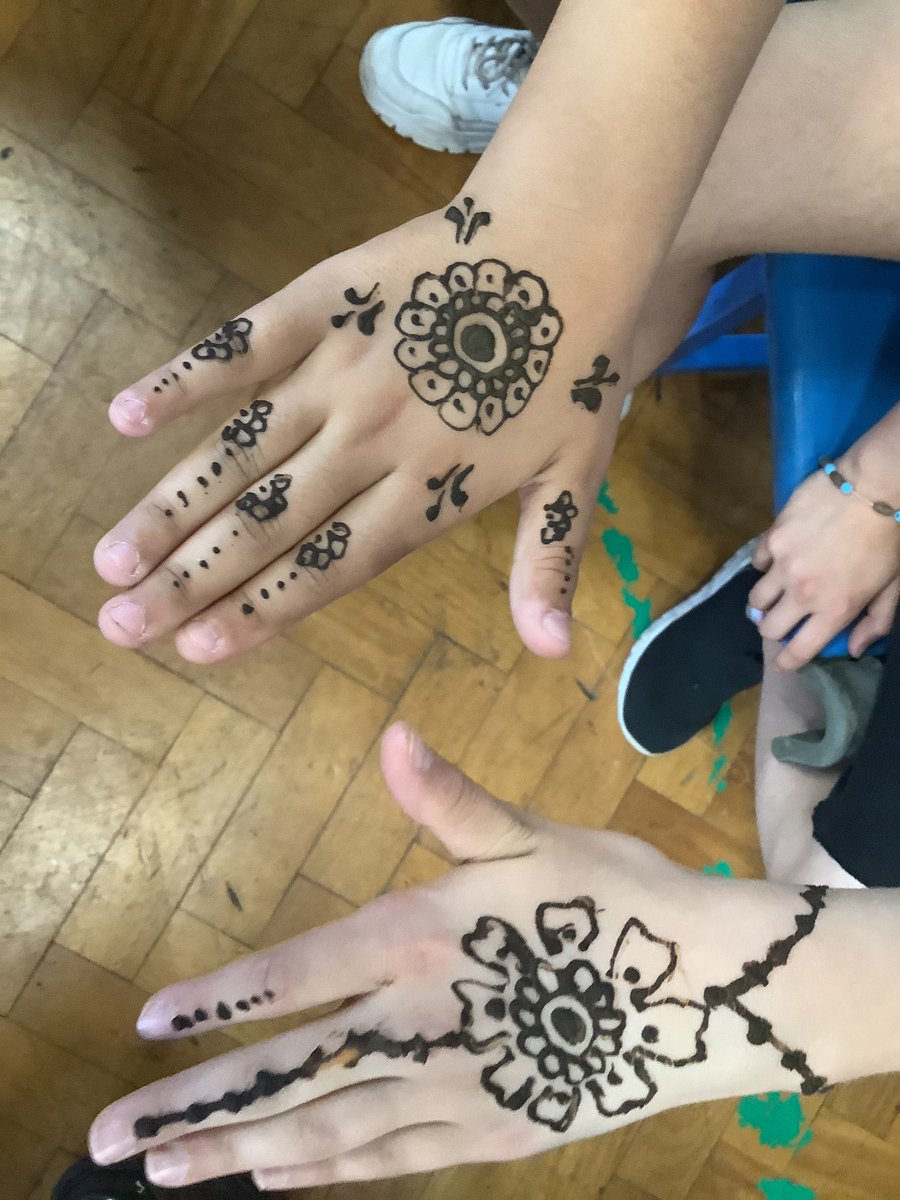 FishpondsCE's tweet image. A huge thank you to those working hard creating beautiful henna patterns for us #cultureweek