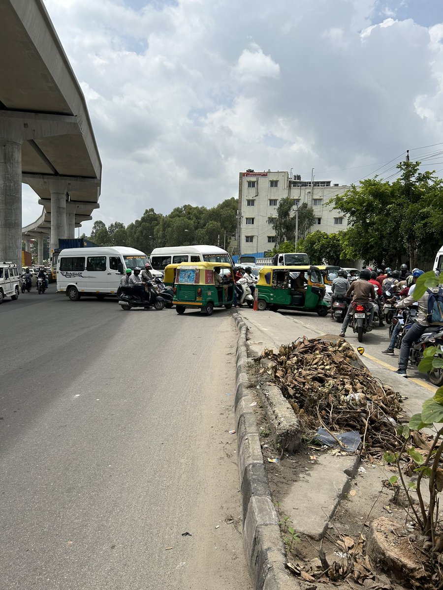MeetjeevanJ's tweet photo. Is there any solution for this pure improper management of traffic congestion on the ORR near Jeevika hospital u turn exit … creating a mess for the commuters towards marathahalli @bangalorerising @Dnekundi_rising @MTF_Mobility @0RRCA @BTNReports @MALimbavali https://t.co/5wm1VZoEs8