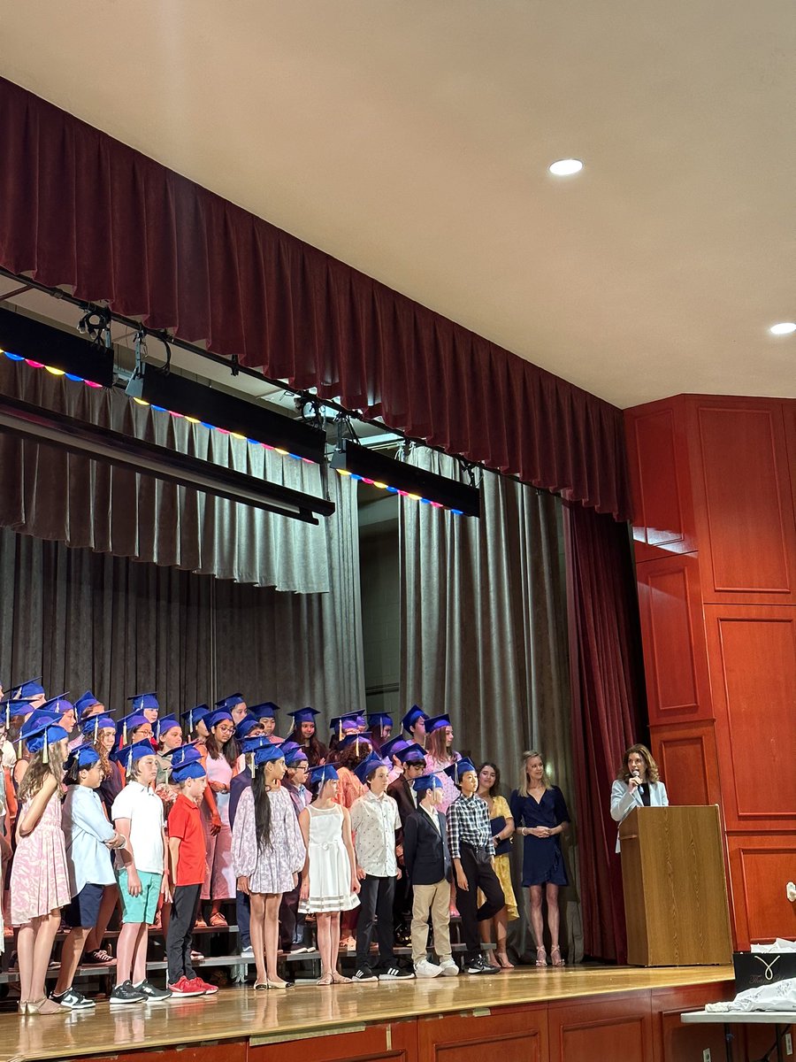 Congrats to the Lower Lab School 5th Graders on their graduation! These students showed incredible civic engagement earlier this year helping to propel a project at their school to victory in Participatory Budgeting. I wish them the best as they move on to middle school! 👩‍🎓👏