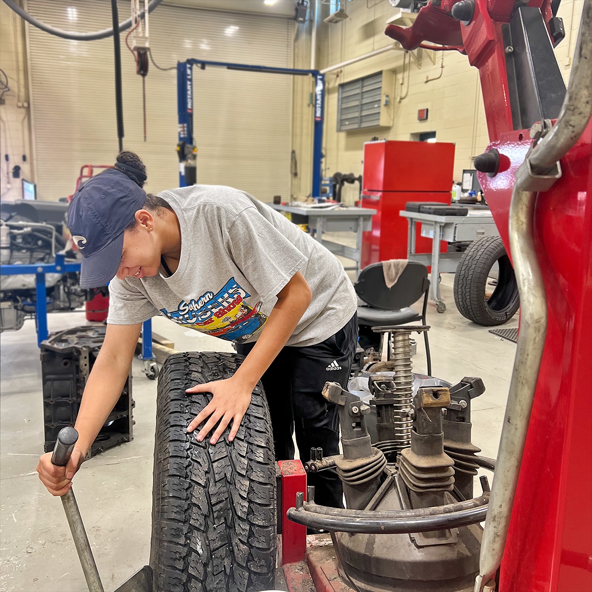 OgeecheeTech's tweet photo. Summer semester may be short but we don't shy away from putting in the work. Students like Morgan Walker, a student in our Automotive Technology program, are working hard to make it count! πͺ βοΈ β±οΈ
#MakeSummerCount #TakeControl #Automotive #TireRepair #OgeecheeTech https://t.co/MFfnRu0udM