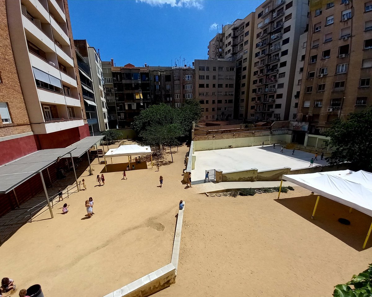 afa9graons's tweet photo. Hola @consorciedubcn @AnnaSimo. Seguim esperant notícies vostres per reunir-nos de cara a les obres, i ens doneu llargues. Alguna data?? 

Per cert, els infants seguiran el juliol, i de nou al setembre, exposats al sol i a altes temperatures 🌞🥵🫠 (dos carpes no és suficient) https://t.co/YjM40Gq3lN