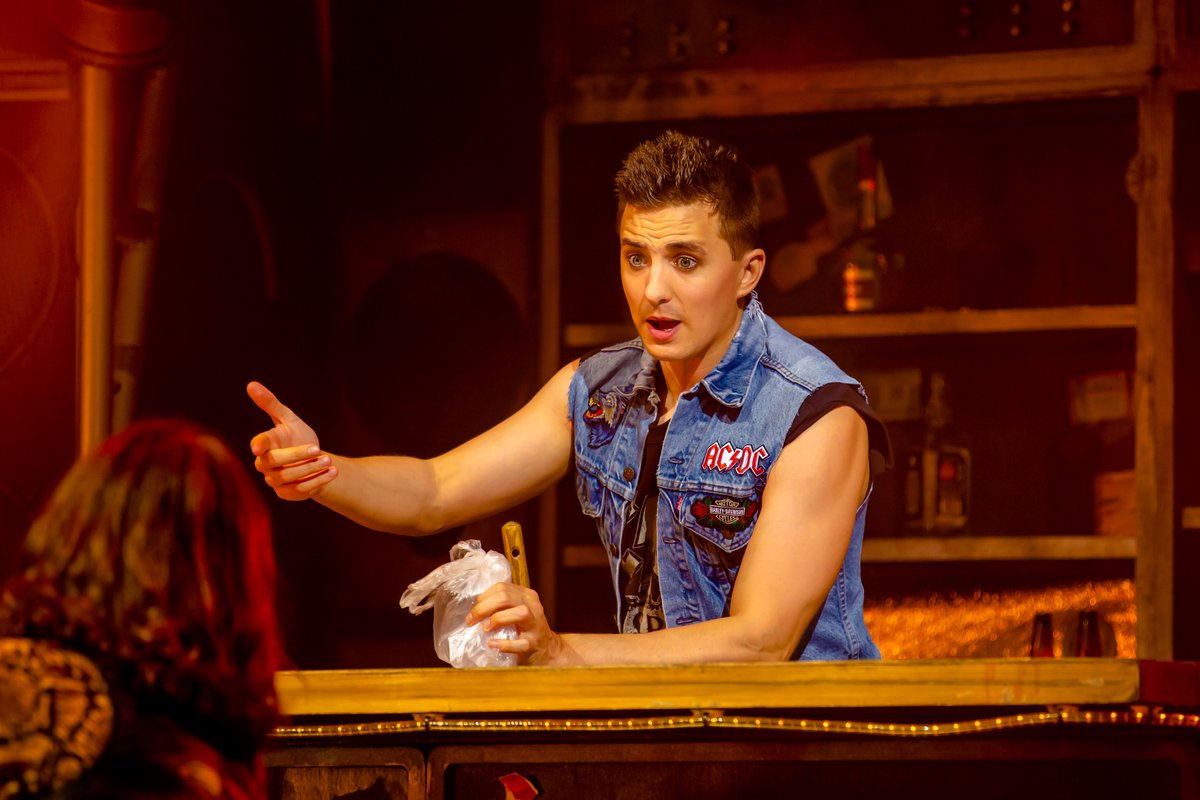 🚨HE'S BACK🚨 TONIGHT the role of Drew will be played by LUKE WALSH at @SwanseaGrand! A year and a half since he was on the road touring with Rock of Ages, Luke just had to wear that sleeveless denim shacket ONE LAST TIME 😜🤘 @LukeyWalshy