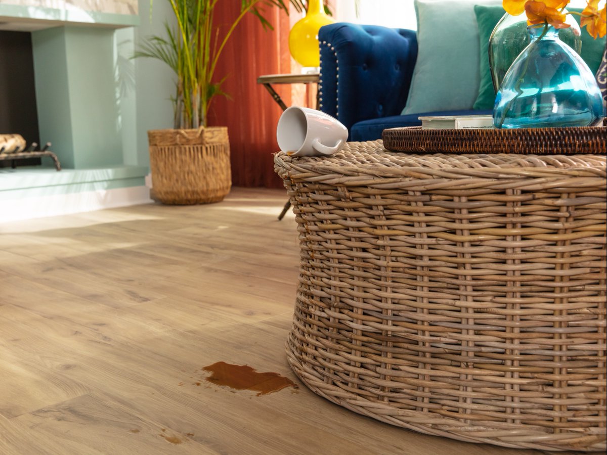 pergo's tweet image. Summer fun is fueled by caffeine, but life happens. When your #floors are protected with our #SpillProtect technology, you don&apos;t have to worry about everyday spills and splashes

Pergo #Outlast+ in Golden Rustic Oak
💻: bit.ly/3PooQK8

#laminate #flooring #laminatefloors