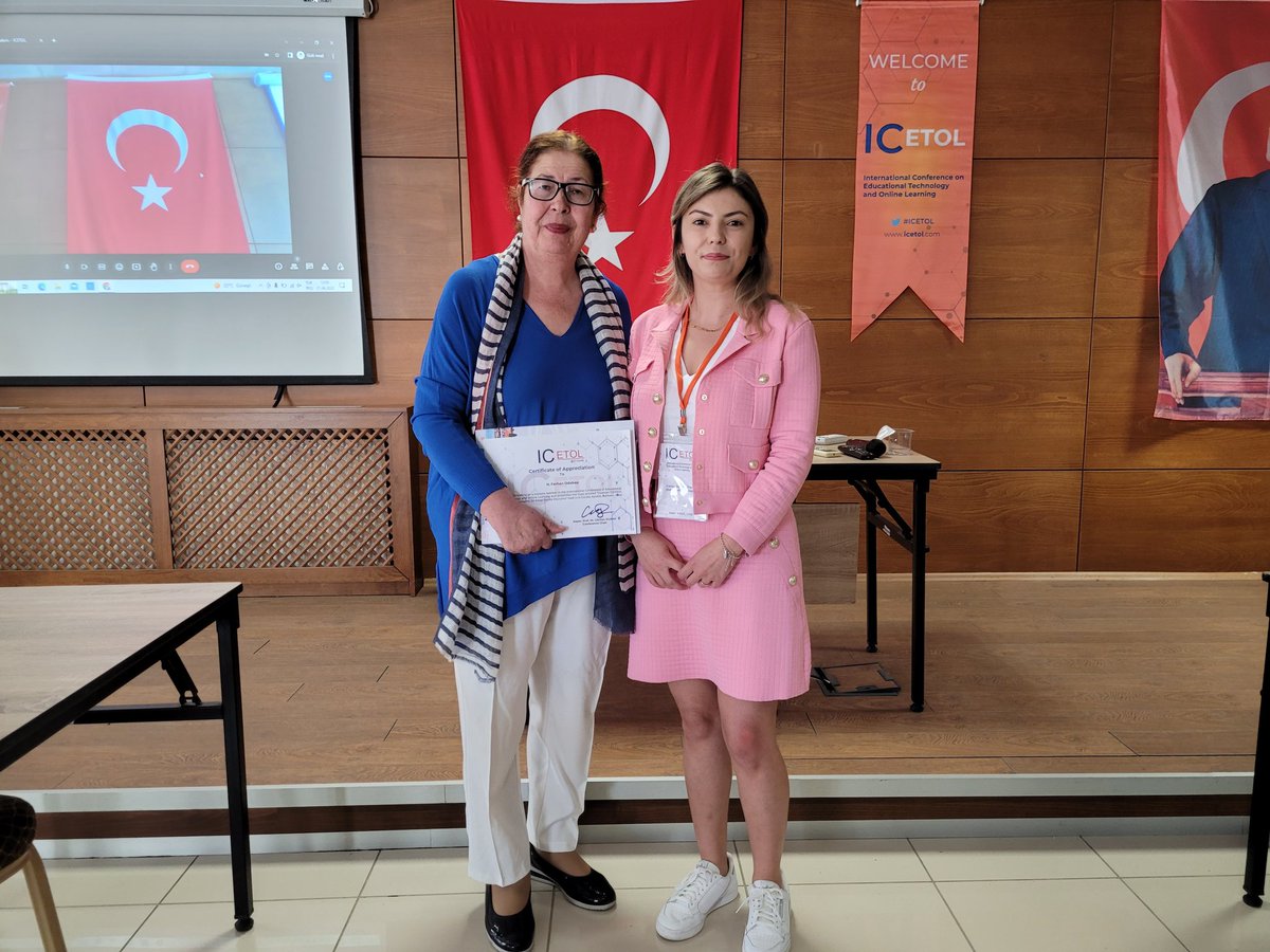Cansrtts's tweet photo. @Bahcesehir Üniversitesi'ni @ICETOL1 'de temsil ettik.
Kıymetli hocalarımız @cagiltay  ve @fodabasi ile keyifli  sohbet imkanı yakaladık.
#edtech #icetol #bau https://t.co/nvWVJXvaXk