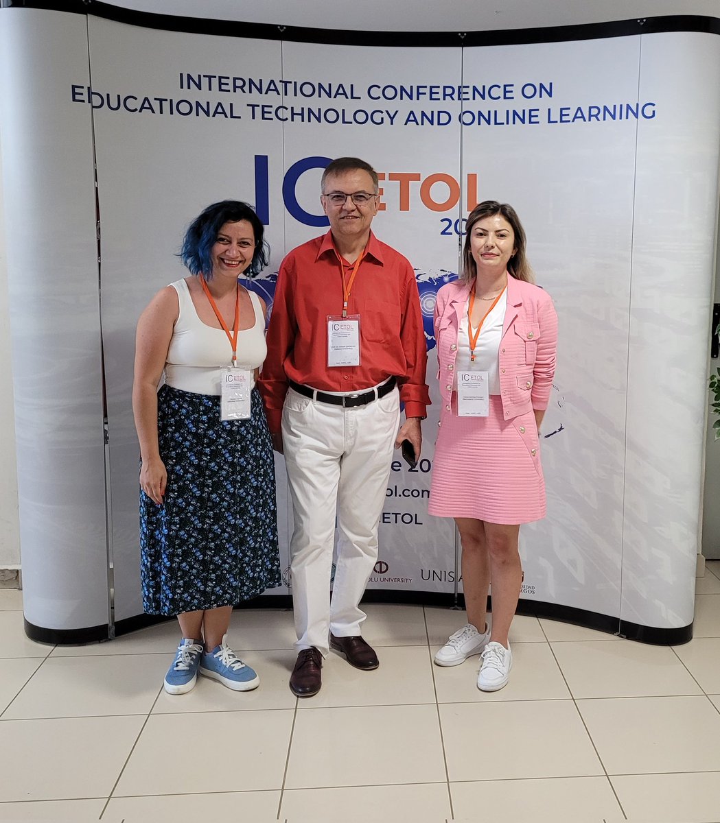 Cansrtts's tweet photo. @Bahcesehir Üniversitesi'ni @ICETOL1 'de temsil ettik.
Kıymetli hocalarımız @cagiltay  ve @fodabasi ile keyifli  sohbet imkanı yakaladık.
#edtech #icetol #bau https://t.co/nvWVJXvaXk