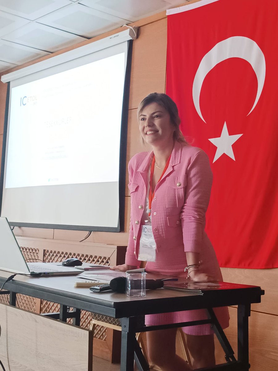 Cansrtts's tweet photo. @Bahcesehir Üniversitesi'ni @ICETOL1 'de temsil ettik.
Kıymetli hocalarımız @cagiltay  ve @fodabasi ile keyifli  sohbet imkanı yakaladık.
#edtech #icetol #bau https://t.co/nvWVJXvaXk