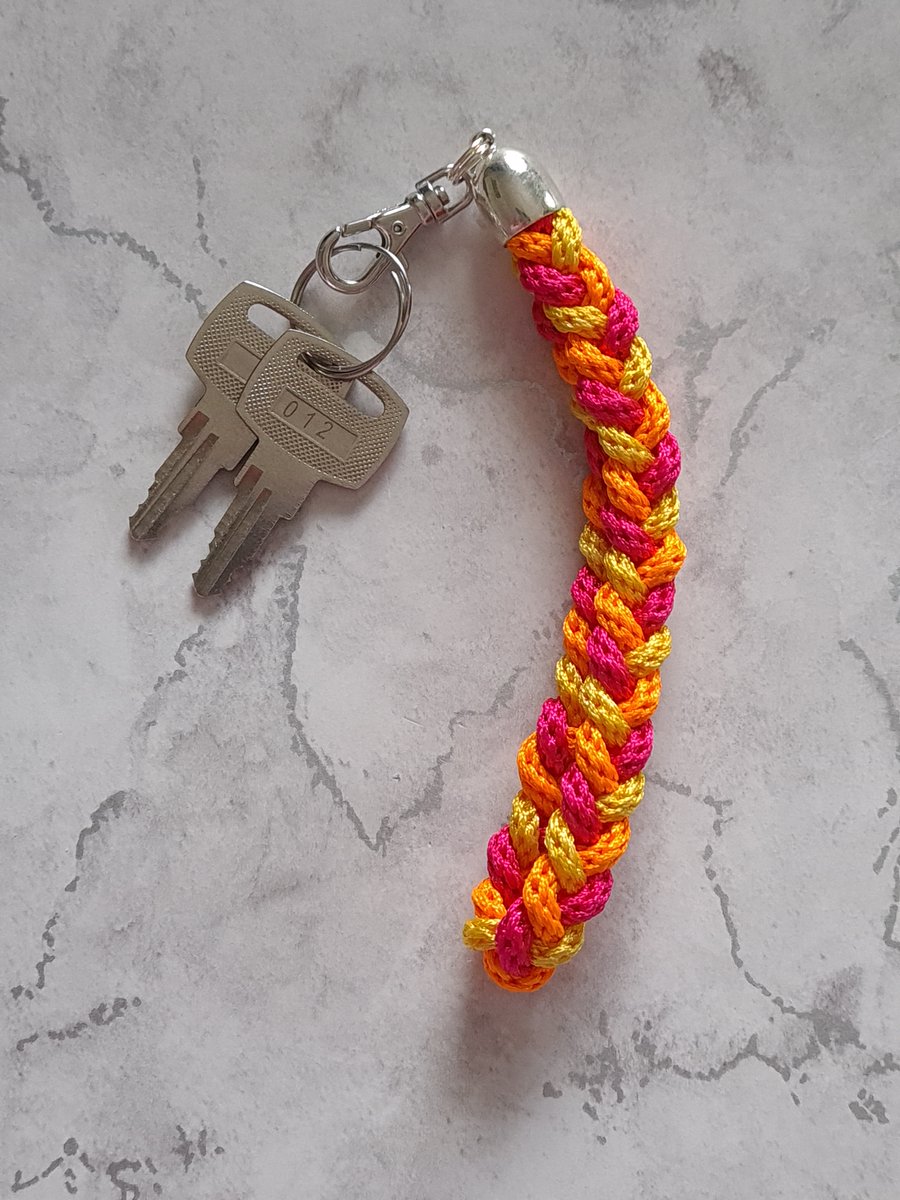 A little bit of colour for you bag or keys? Maybe this hand braided cord charm could be what you're looking for. See all the detail at the link below

creatoriq.cc/44ibqV2

#Ad #Charm #HandBraided #BagCharm #KeyCharm #Etsy #ScottishCraftHour #UKMakersHour