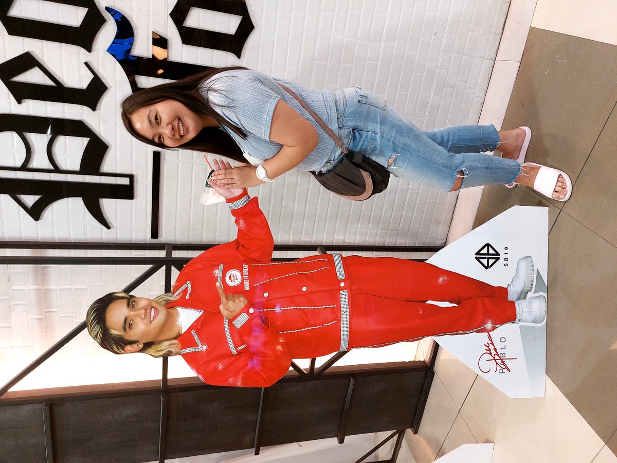 laisejun's tweet photo. @pizzahutphils Ninang ang daya nyo naman walang Pizza Hut dito sa Balanga, Bataan. Pwede ba ito na lang please? Holding hands namin ng bias ko 🌭 Sa SM Clark pa ko nakapag papicture kaso wala pang Gento nung December pa to e 🙃 Labyu ninang 💙

#PizzaHutxSB19Pagtatag #MakeItGreat #PizzaHutPH https://t.co/fMCXjbz1fq