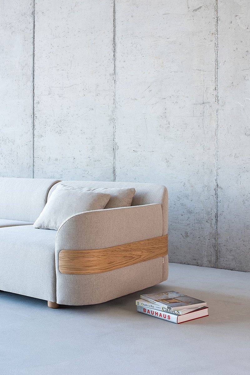 Interior_es's tweet image. Mustafa Cohadzid ha diseñado para #Gazzda este #sofá modular cuya principal seña de identidad es la «cinta» de #madera que se dobla abrazando suavemente los laterales.
-&amp;gt; interioresminimalistas.com/2023/06/23/sof…
-&amp;gt; #sofasmodernos #modernsofas #sofasdediseño #designsofas #decoration #decolovers