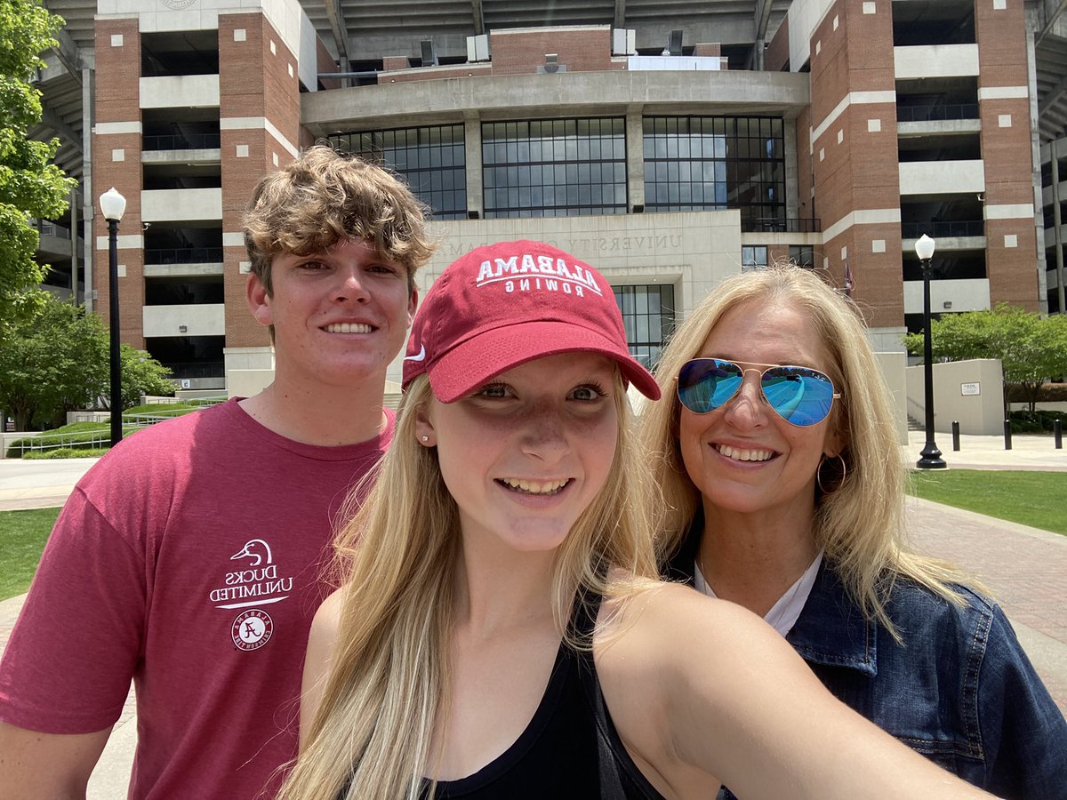 MissMeganSands's tweet image. One year ago...gave a big ROLL TIDE during college exploring while my brother did his Bama Bound Orientation. ❤️’d seeing Manderson Landing and the @AlabamaRow home! #ThrowbackThursday #rowtide
