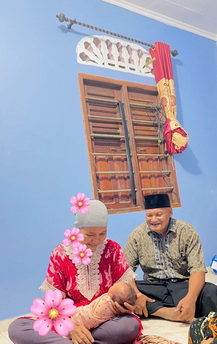 yulinayundari's tweet photo. Alhamdulillah 😍😍
Bahagia rasanya di kelilingi 
Orang - orang tersayang, 🤗 

Terimakasih teruntuk suamiku 🤍
Juga Orang tua dan kedua mertua 
Yang selalu ada di saat apapun 🥰  

Enaknya rumah dekat, mertua juga ikut nginap jagain cucunya 😝😝 https://t.co/JCkZ7TCHdl