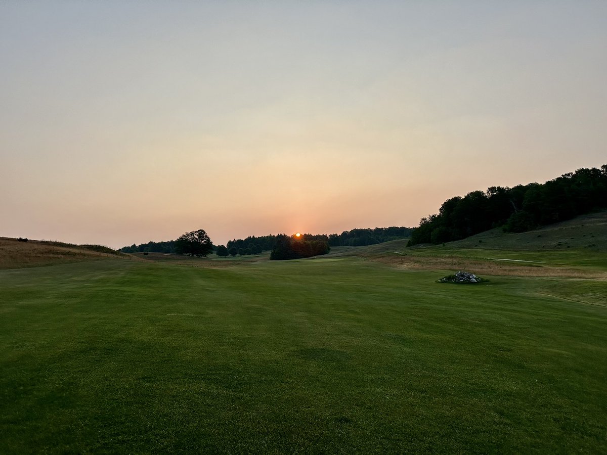 championhill's tweet photo. Sunrise golf is the best kind of golf ⛳️🌅 https://t.co/ayLiBjUvLR
