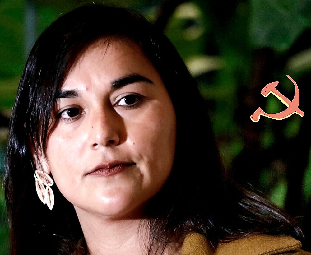 Tor25899035's tweet photo. UN ESCÁNDALO. El Director del FBI vino a Chile en 2022, pidió reunirse con la Ministra del Interior Izkia Siches, quería conocer el perfil del criminal chileno e intercambiar información. ¿Qué hizo Izkia Siches? Se negó a recibirlo. ¿Resultado? Chile está perdiendo la Visa Waiver https://t.co/tS9pgsQj8A