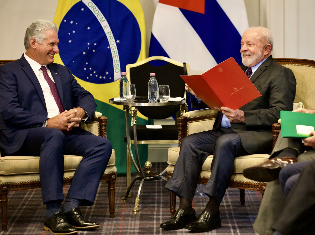 Fraternal encuentro con el Presidente <a href="/LulaOficial/">Lula</a>. Intercambiamos sobre los históricos vínculos entre nuestros pueblos y países, y potencialidades para incrementar la cooperación en áreas de interés mutuo. Tenemos gran coincidencia en temas actuales de la agenda internacional.