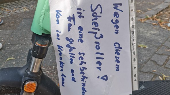 Und wieder ist eine blinde Frau über einen #EScooter auf dem Geweg gefallen und hat sich verletzt. #TatortGehweg
Schluss mit dem #RollerKoller!
<a href="/RegBerlin/">Senatskanzlei Berlin</a> <a href="/SenMVKUBerlin/">Senatsverwaltung MVKU Berlin</a> 
<a href="/CDUBerlin_AGH/">CDU-Fraktion Berlin</a> <a href="/spdfraktionbln/">SPD-Fraktion Berlin</a> 
<a href="/k_ronneburg/">Kristian Ronneburg</a> <a href="/NiklasSchenker/">Niklas Schenker</a> <a href="/Antje_Kapek/">Antje Kapek</a> <a href="/JohKraft/">Johannes Kraft</a> <a href="/OdaHassepass/">Oda</a>