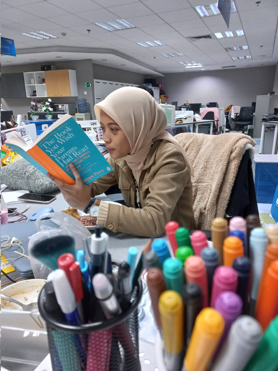 Happy reading #officelife <a href="/hariankompas/">Harian Kompas</a> #booklover #pinehousevenesia