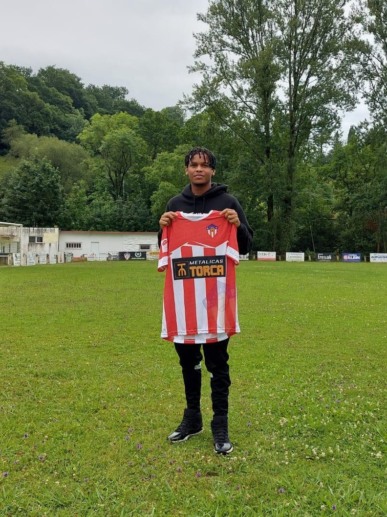 ¡¡¡NUEVO FICHAJE!!!

ELIANDRO, mediocentro hábil con una enorme capacidad de regate.

Pasó por los juveniles del Arenas y la Escuela de Fútbol de Nava.

¡Bienvenido a casa!

#VamosPilo ❤️🤍❤️