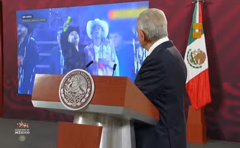 El_Universal_Mx's tweet photo. 🔴 Al cumplirse tres horas de mañanera, AMLO pide que se ponga otra vez “Ya Supérame”, de Grupo Firme en el Zócalo  #LaMañaneraDeAMLO
https://t.co/yZC48gisBB https://t.co/KXmc87AmTa