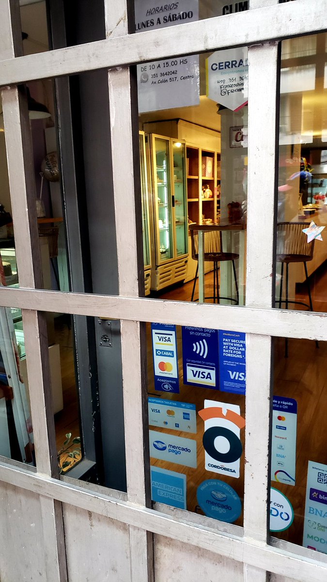 leoguevara80's tweet photo. #AHORA #Cordoba desesperado pedido de una joven comerciante porque lleva el tercer día seguido sin vender en su negocio y debió cerrar las puertas con rejas por temor a incidentes "se metieron ocho personas con palos de prepo" contó. Movil @radiomitrecba. https://t.co/lpFJ4AKX6j