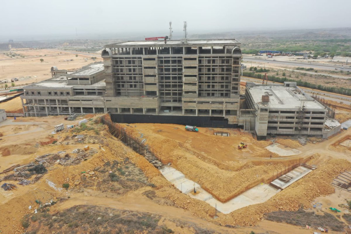 ImranKhanPTI's tweet photo. تعمیراتی صنعت کو درپیش تمام چیلنجز، جن میں تعمیرات کی لاگت میں اضافہ ہی نہیں بلکہ پاکستان میں تیار نہ کئے جانے والے ساز و آلات کی درآمد کی راہ میں حائل مسائل بھی شامل ہیں، کے باوجود کراچی میں شوکت خانم میموریل ٹرسٹ کا تعمیراتی کام آگے بڑھ رہا ہے۔ 

کراچی کا شوکت خانم (حجم میں) پہلے دونوں اسپتالوں سے دوگنا ہوگا، انشاءاللہ۔