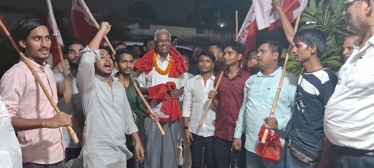 CpiPatna's tweet photo. पटना में विपक्षी एकता बैठक में शामिल होने आए भाकपा के राष्ट्रीय महासचिव कॉमरेड डी  राजा का AISF पटना ने किया ज़ोरदार स्वागत
@CPIBihar @cpofindia @vishwajeet_aisf https://t.co/2MxFnQRvzj