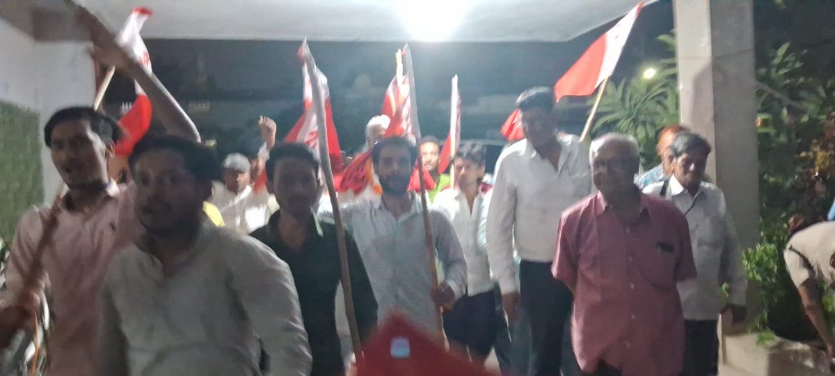 CpiPatna's tweet photo. पटना में विपक्षी एकता बैठक में शामिल होने आए भाकपा के राष्ट्रीय महासचिव कॉमरेड डी  राजा का AISF पटना ने किया ज़ोरदार स्वागत
@CPIBihar @cpofindia @vishwajeet_aisf https://t.co/2MxFnQRvzj