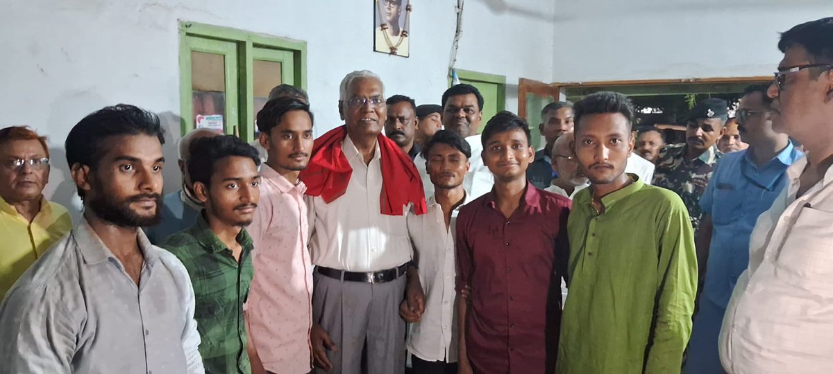 CpiPatna's tweet photo. पटना में विपक्षी एकता बैठक में शामिल होने आए भाकपा के राष्ट्रीय महासचिव कॉमरेड डी  राजा का AISF पटना ने किया ज़ोरदार स्वागत
@CPIBihar @cpofindia @vishwajeet_aisf https://t.co/2MxFnQRvzj