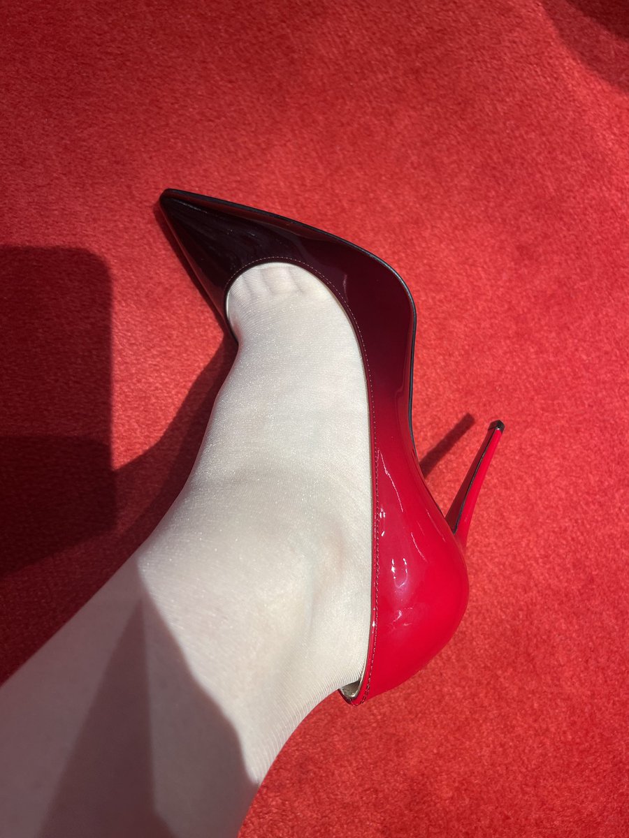 最近妻主好忙，好久没见过她笑得这么开心了，生日快乐，我此生最爱的女人，我的妻主大人～ #红杏妻 #红杏 #妻主 #绿帽王八 #绿帽子 #绿夫奴 #绿帽 #男m女s #女性崇拜 #男m