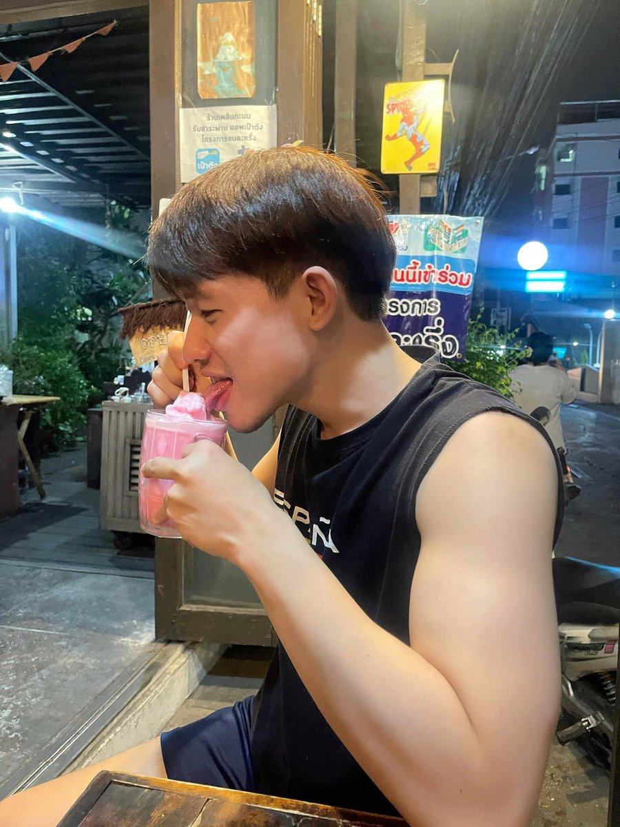 ดึกๆ กินนมกันครับบ