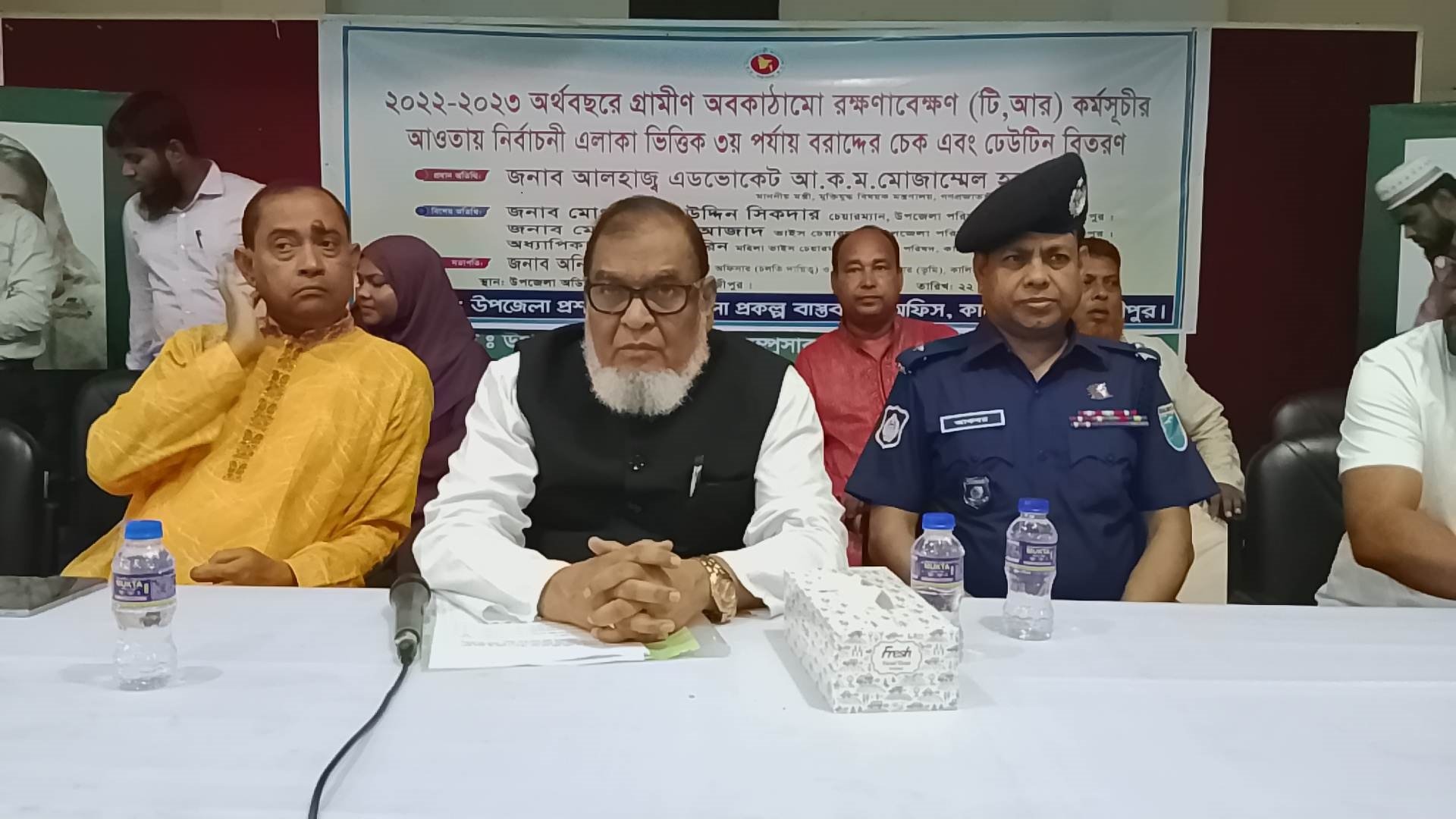 কালিয়াকৈরে বরাদ্দের চেক ও ডেউটিন বিতরণ