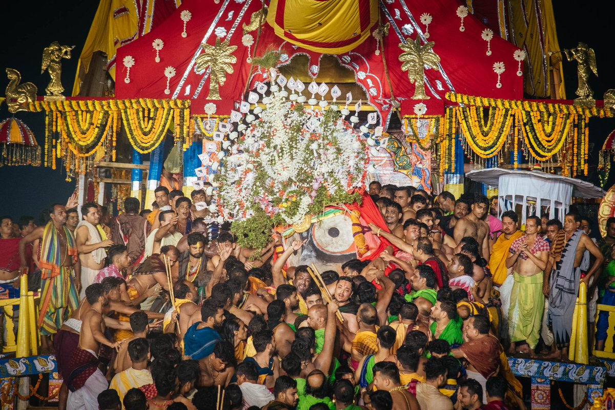 JagannathaDhaam's tweet photo. ମହାପ୍ରଭୁ ଶ୍ରୀ ଜଗନ୍ନାଥଙ୍କ ପହଣ୍ଡି ବିଜେ । 🙏🏻

Pahandi Bije of Mahaprabhu Shree Jagannatha. 

#JayJagannatha
#RathaYatra2023 https://t.co/ss2q4Gsu57