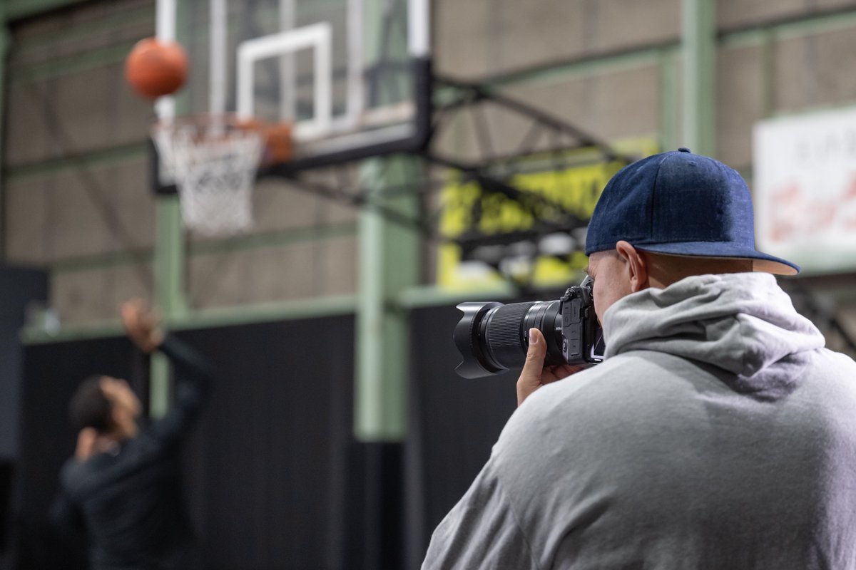 NikonUSA's tweet photo. In the gym with sports photographer @Jason_Halayko and the new telephoto zoom NIKKOR Z 70-180mm f/2.8, the third lens in our affordable f/2.8 trio. 
 
Get more details about our new fast, bright and sharp telephoto lens: https://t.co/2iGawkDpDf https://t.co/gE4wOYutZ6
