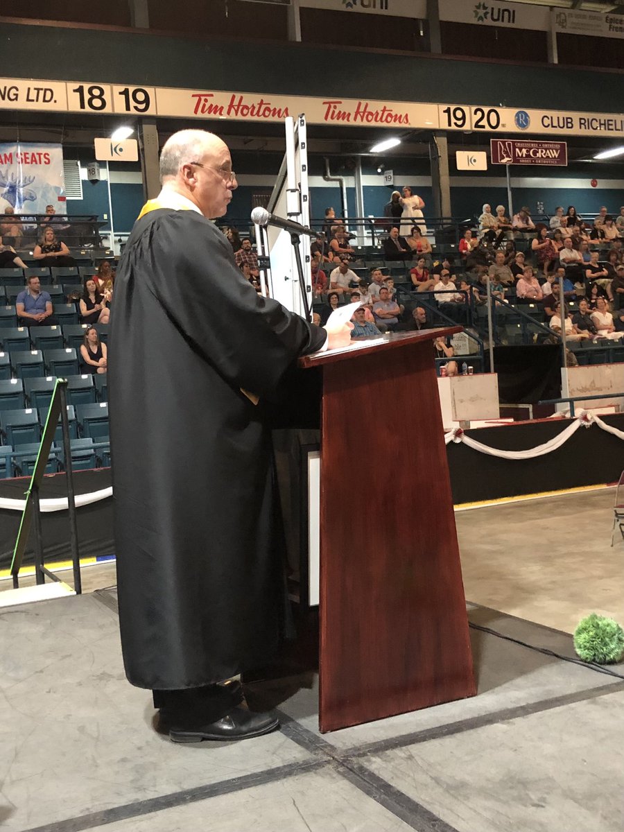 cyrillesimard's tweet photo. Le PDG @PierreZundel invite l’audience à réfléchir au rôle que les finissants et finissantes joueront dans la communauté et la société en général.  #Bathurst  @CCNBOfficiel #CCNB2023 https://t.co/YQBK7DHSyb