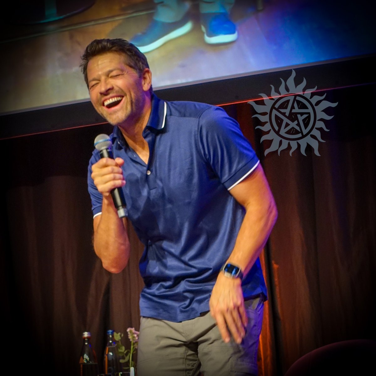 Seeing him laughing and smiling like this are my favorite things in the world. 🥹🫶💙🪽
#MishaCollins #HisSmileBrightensTheWorld #ReallifeAngel