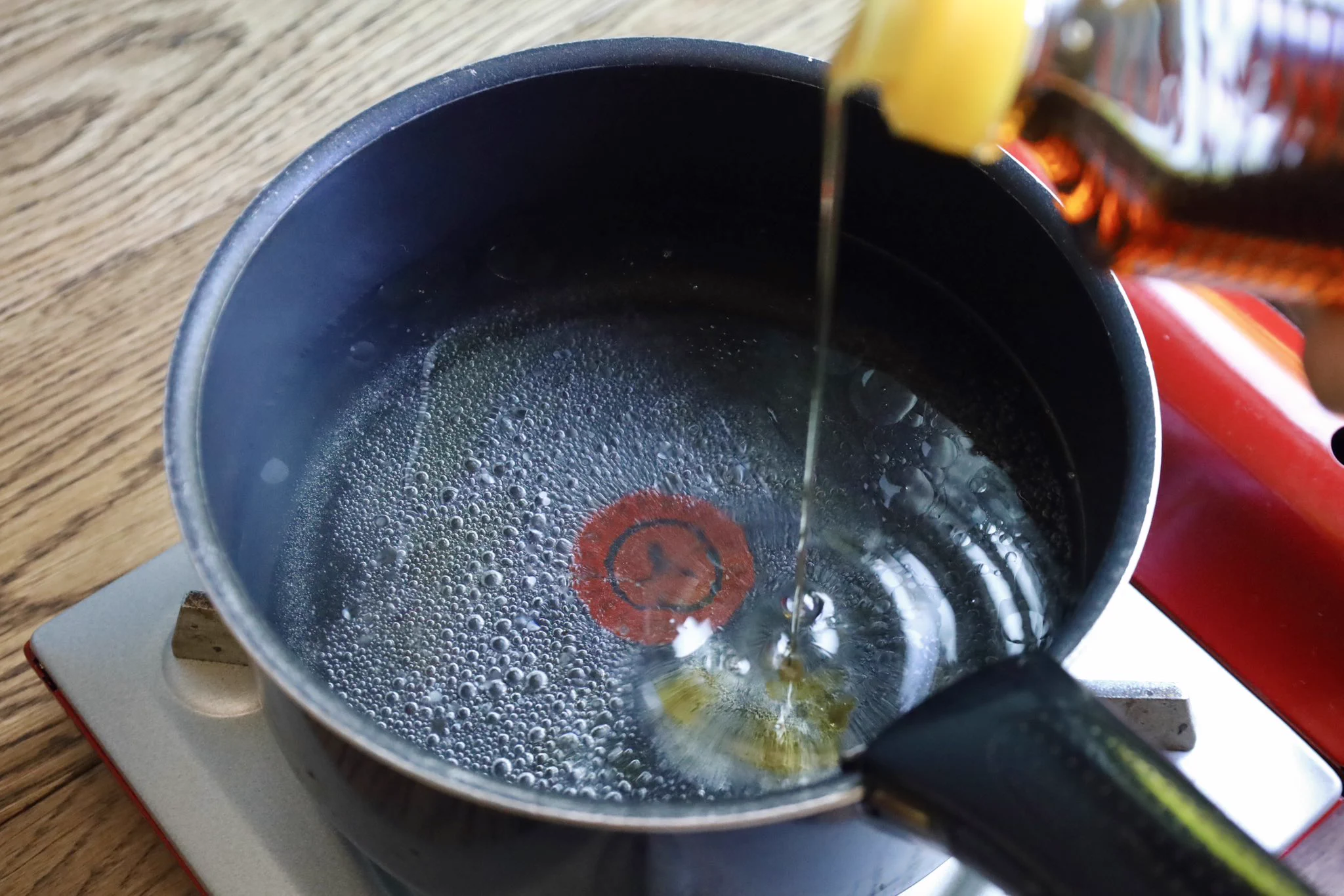 ☑さっぱりダレにするなら、❶に酢小さじ1＋砂糖ひとつまみを加えてみてください
☑ 茹でるときに油を入れることで、茹で上がったレタスの水が出にくくなるよ🙌
☑レタスは、1枚の葉を4等分するイメージでちぎってます✌️
☑今、めちゃくちゃレタスが安いので、是非1/2量からでもお試しあれ〜🙌 