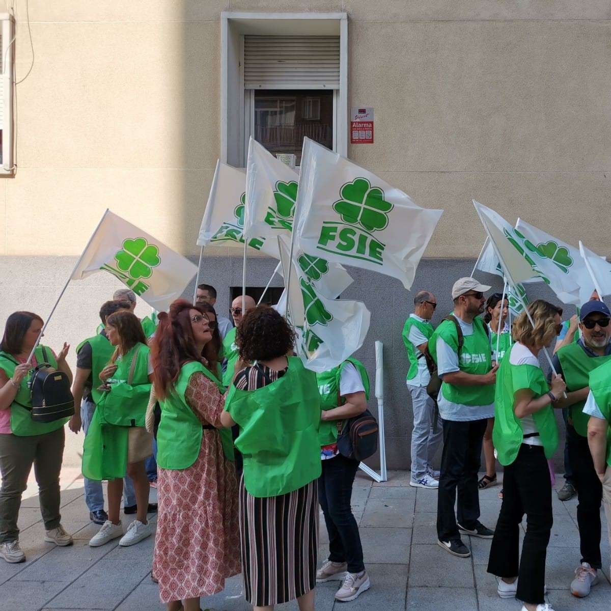 fsiemadrid's tweet photo. 📢 𝗨́𝗡𝗘𝗧𝗘 𝗔 𝗟𝗔 𝗖𝗢𝗡𝗖𝗘𝗡𝗧𝗥𝗔𝗖𝗜𝗢́𝗡 📢

📍 Ya estamos preparados frente a la sede de ACADE #Madrid para exigir #SalariosDignos y #MejoraCondiciones Laborales  🗣️

🍀 Os invitamos a todos a acompañarnos. La concentración finalizará a las 19h. ¡Os esperamos! https://t.co/V0YOpySKim