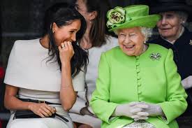 MandyThrall1's tweet photo. A sharing moment of the Queen and Duchess Meghan. https://t.co/MhZu3i5Kts
