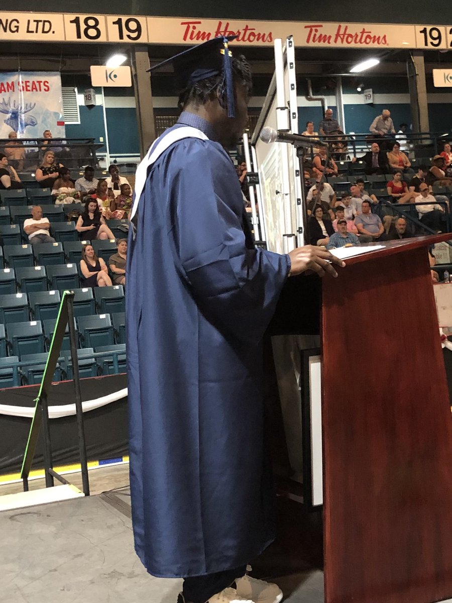 Le président sortant de l’association étudiante rend hommage aux finissantes et finissants et remercie les parents, amis et enseignants de leur soutien. <a href="/CCNBOfficiel/">CCNB</a> #CCNB2023 #Bathurst