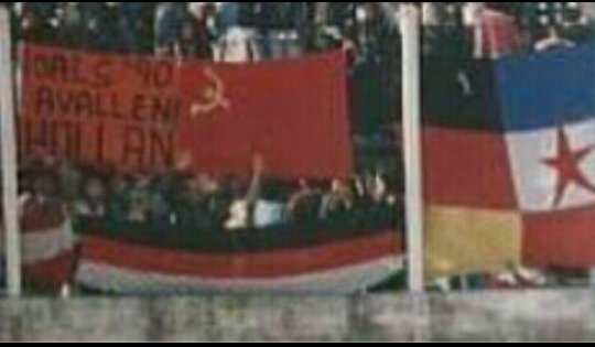 🇦🇷 Boca y Chacarita, con banderas robadas a La Unión Soviética, Chaca también muestra una de Alemania y otra de Yugoslavia, todas robadas durante el mundial 90, La Barras de Boca y de Chaca se enfrentaron en Nápoles con los Soviéticos con ayuda de los Ultras del Napoli 🇮🇹