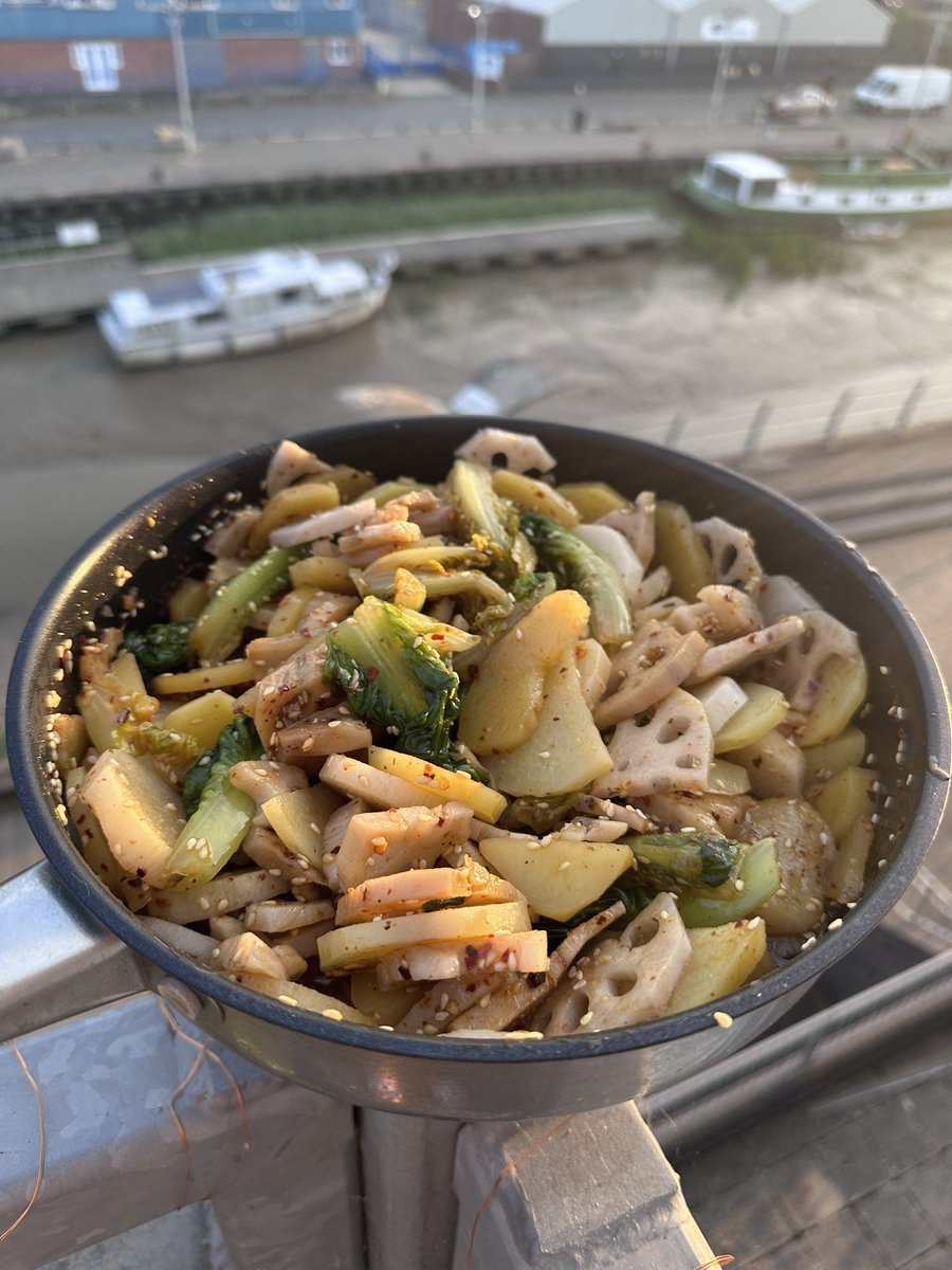 一大锅素菜 + 六婆钵钵鸡调料 
冰箱里一点肉都没有😢 https://t.co/6C7mwOD3Ez