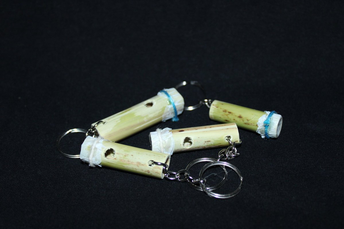 Llaveros de pitos de caña