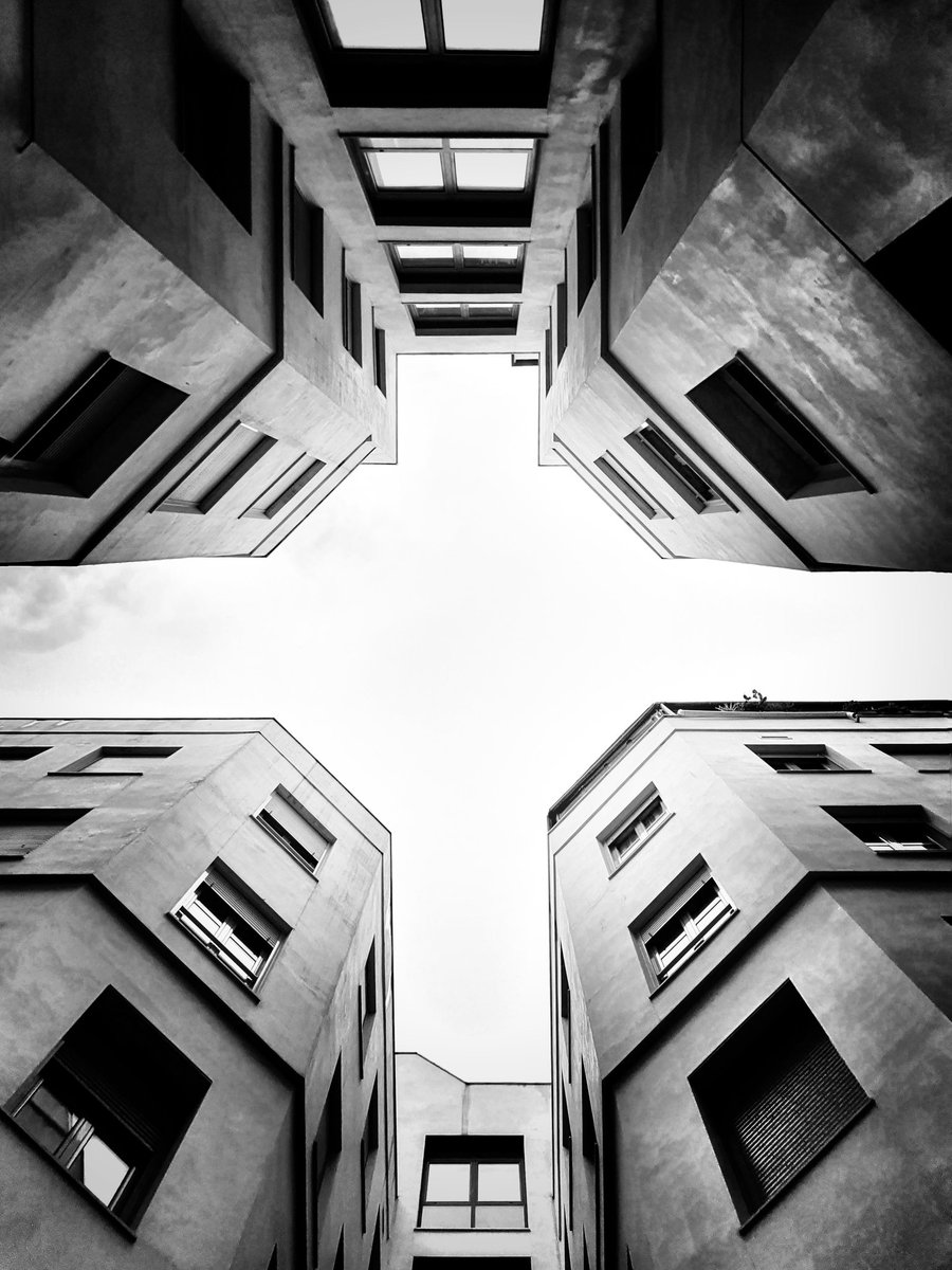 Don't look up #blackandwhitephotography #blackandwhitephoto #blackandwhite #architecture #urban #photography #photo #photooftheday #mobilephotography