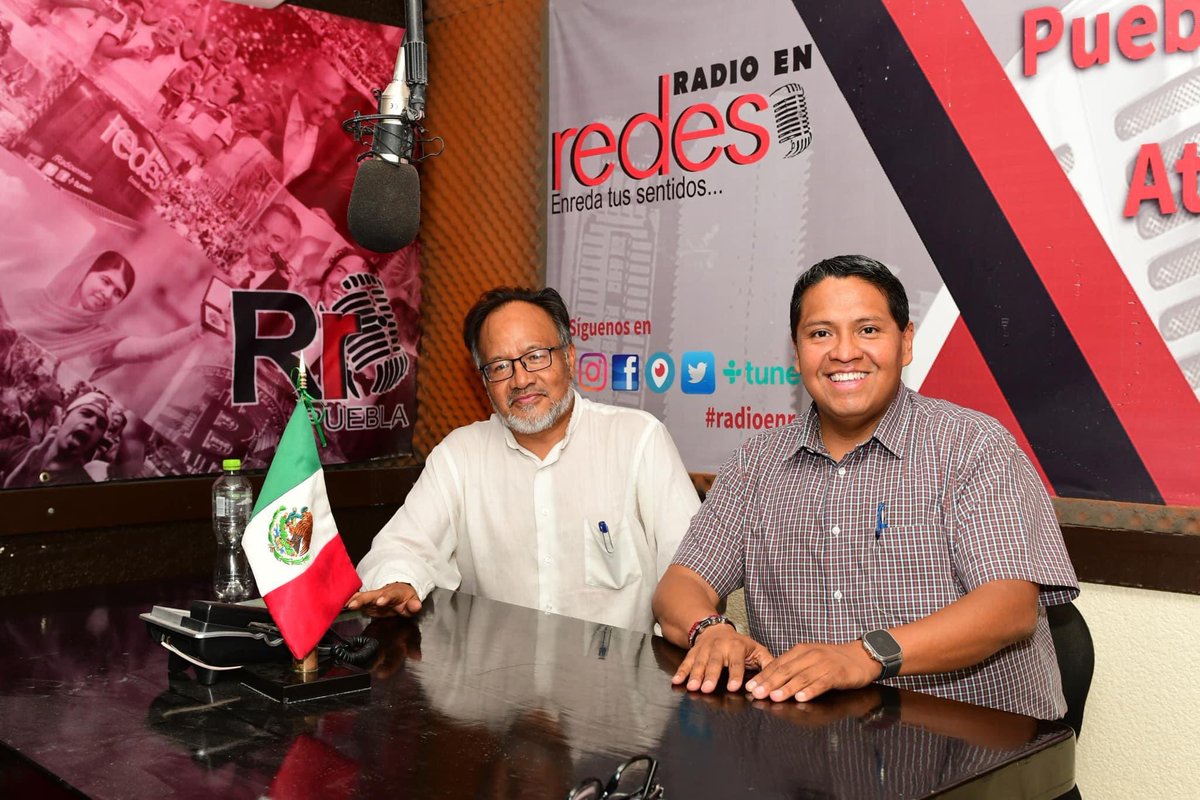 leobardorj's tweet photo. Siempre es un placer hablar de política con mi estimado amigo Victor Baca, gracias por la invitación a #Adrede en @RadioEnRedes. https://t.co/SQ15DMNqjZ